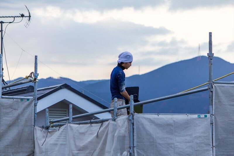 高所で作業をする職人