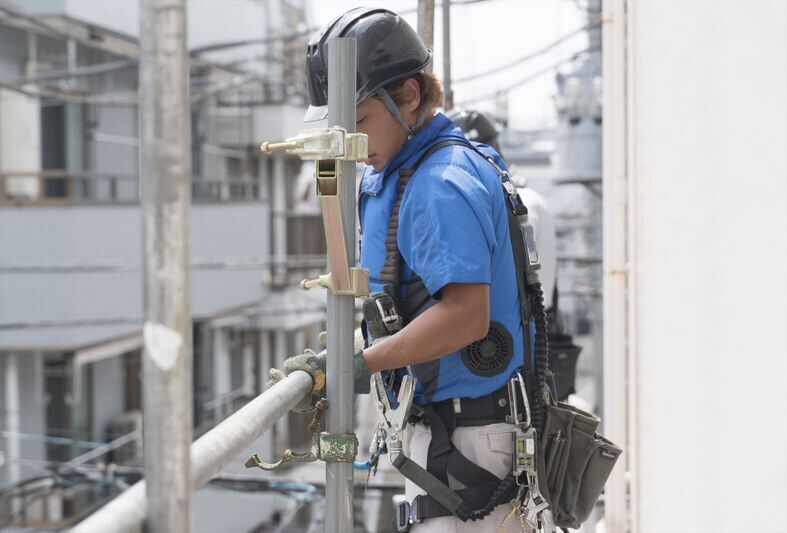 手すりを確認する職人